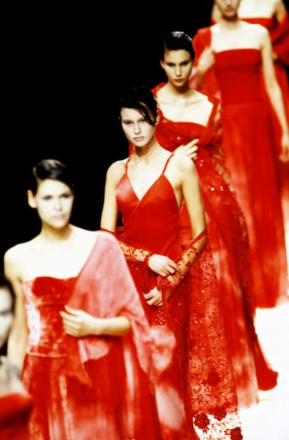 LAS TEXTURAS. Armani fue un revolucionario de las formas, pero también de las texturas. Sus colecciones de los ochenta se caracterizaron por un inteligente trasvase de tejidos: paños de lana para trajes de mujer, y sedas, terciopelos y linos para la moda masculina. En las crónicas de esos años, la palabra más recurrente es 'morbidezza', blandura, un adjetivo que describe el modo en que sus prendas se adaptan al cuerpo con suavidad, con líneas fluidas gracias a la desaparición de elementos estructurales internos. En la imagen, modelos en un desfile de 1998.