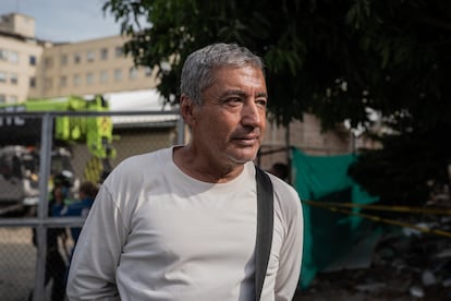 Diego Jaramillo, familiar de paciente atrapado en los escombros del Hospital Universitario del Valle (HUV), afectado por el terremoto en Colombia, en Cali, el 14 de agosto de 2026.