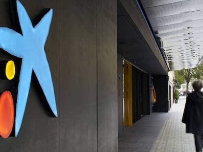 Logo de CaixaBank en una de sus oficinas.