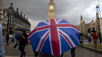 Un paraguas con la bandera brit&aacute;nica frente al Big Ben. 