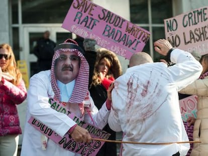 Protesta frente a la embajada de Arabia Saud&iacute; en Washington, este jueves.