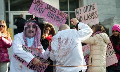 Protesta frente a la embajada de Arabia Saud&iacute; en Washington, este jueves.