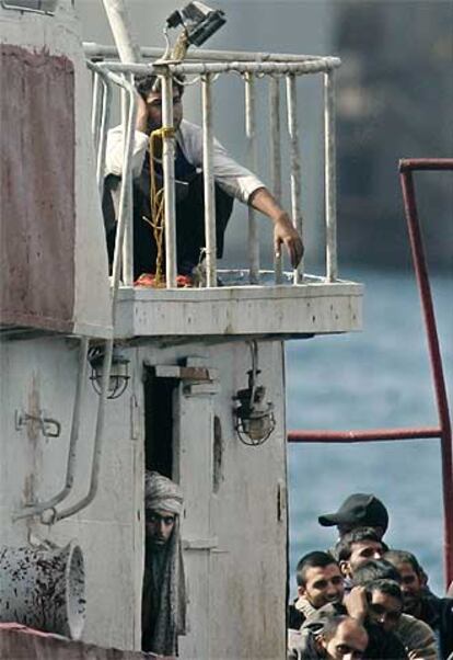 Inmigrantes del <i>Al-Mari,</i> a bordo del buque poco antes de ser desembarcados.