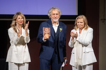 La vicepresidenta segunda del Gobierno, Yolanda Díaz, el escritor y periodista Manuel Rivas y la presidenta de CEDRO, Carme Riera, durante la entrega del Premio CEDRO, el 25 de abril de 2025, en Madrid.