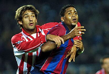 Urzaiz y Kluivert pugnan por una pelota en el partido de ayer en el Camp Nou.