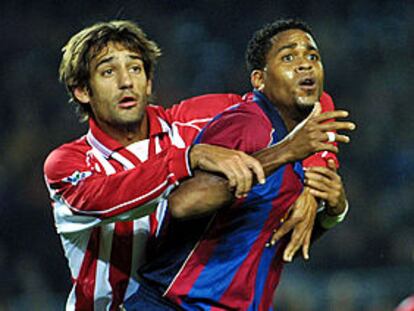 Urzaiz y Kluivert pugnan por una pelota en el partido de ayer en el Camp Nou.