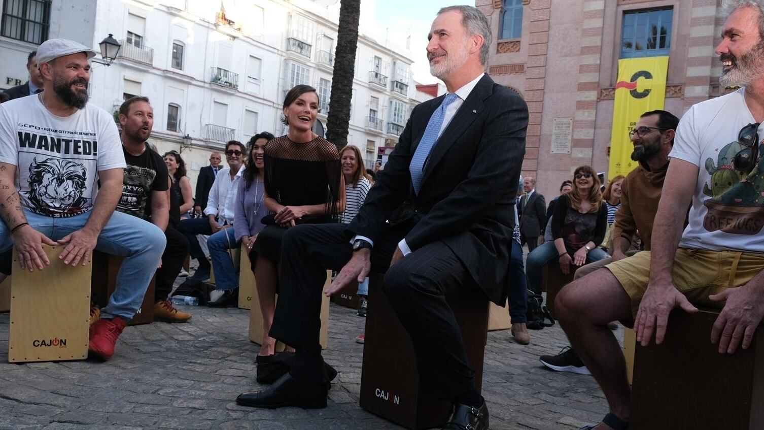 El rey Felipe y la reina Letizia (izquierda), en un acto sobre el cajón flamenco, en el congreso de la lengua de Cádiz, el 27 de marzo de 2023.