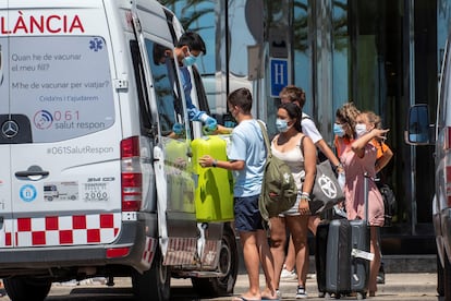 Estudiantes son trasladados al hotel covid de Mallorca.