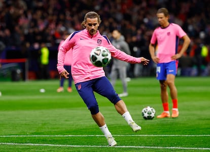 El jugador del Atlético de Madrid Antoine Griezmann en el césped antes del partido.