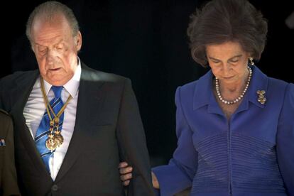 Don Juan Carlos y doña Sofía abandonan el Congreso de los Diputados tras la inauguración de la X Legislatura.