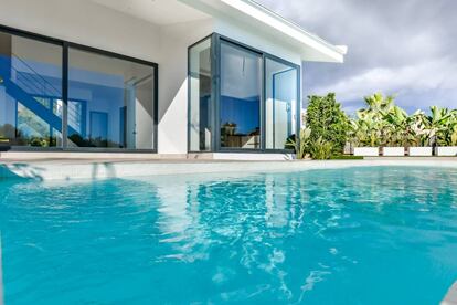 Piscina en la parte exterior de la villa.