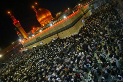 Miles de peregrinos llegan a la mezquita del imán Husein en la ciudad de Kerbala, a 100 kilómetros al sur de Bagdad.