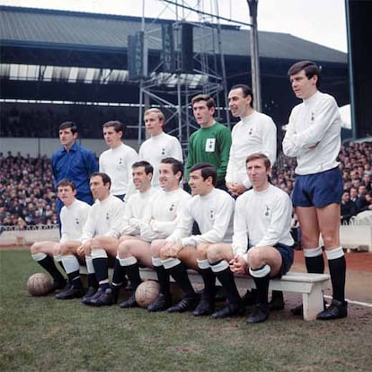 Alineación del Tottenham de 1961. De pie, de izquierda a derecha: Eddie Clayton, Alan Mullery, Phil Beal, Pat Jennings, Alan Gilzean y Cyril Knowles. Sentados: Jimmy Robertson, Jimmy Greaves, Mike England, Dave Mackay, Terry Venables y Cliff Jones.