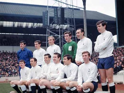 Alineación del Tottenham de 1961. De pie, de izquierda a derecha: Eddie Clayton, Alan Mullery, Phil Beal, Pat Jennings, Alan Gilzean y Cyril Knowles. Sentados: Jimmy Robertson, Jimmy Greaves, Mike England, Dave Mackay, Terry Venables y Cliff Jones.