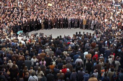 11 de marzo de 2004. En Barcelona, miles de personas se concentraron pocas horas después de los atentados, a mediodía, en la plaza de San Jaume para guardar cinco minutos de silencio para condenar los ataques.