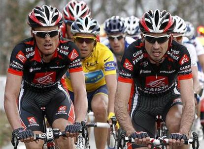 El ganador de la etapa (a la derecha), junto a Contador (centro) y Sylvain Chavanel (izquierda)