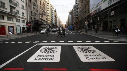 Dos señales de entrada a Madrid Central en la Gran Vía madrileña.