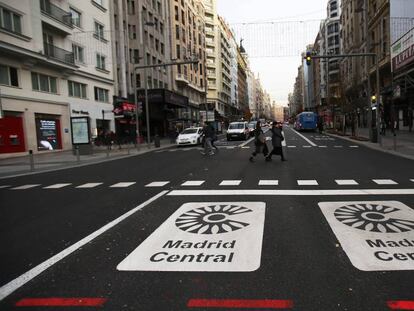 Dos señales de entrada a Madrid Central en la Gran Vía madrileña.