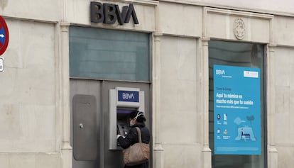 Una mujer opera en un cajero de una sucursal de BBVA en Madrid. 