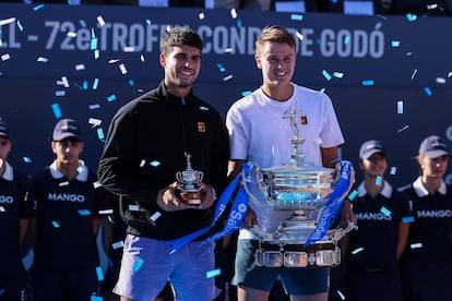 Alcaraz y Rune posan con sus respectivos trofeos del Godó, este domingo en Barcelona.