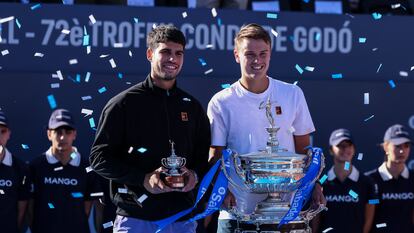 Alcaraz y Rune posan con sus respectivos trofeos del Godó, este domingo en Barcelona.