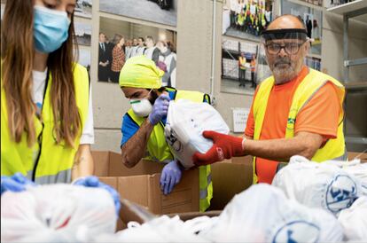 Voluntarios de FESBAL preparan paquetes de comida durante la Navidad del año pasado.