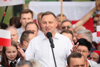 El presidente polaco Andrzej Duda se reúne con simpatizantes después de ganar las elecciones, este lunes en el pueblo de Odrzywol, en el este de Polonia.