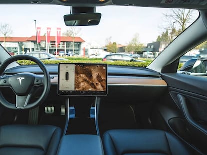 Interior de un Tesla Model 3.