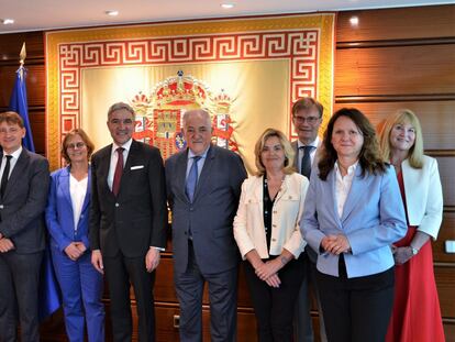 El presidente del Tribunal Constitucional, en el centro con traje azul más claro, Cándido Conde-Pumpido, recibe a una delegación del Tribunal Federal Alemán.