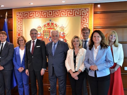 El presidente del Tribunal Constitucional, en el centro con traje azul más claro, Cándido Conde-Pumpido, recibe a una delegación del Tribunal Federal Alemán.