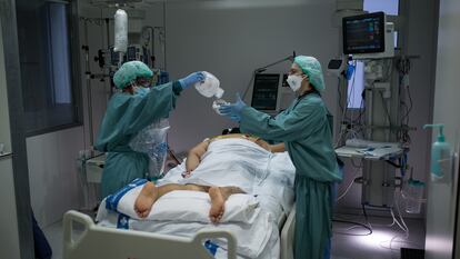 Dos enfermeras asisten a una paciente ingresada en la UCI del Hospital de Bellvitge, este viernes en Barcelona.