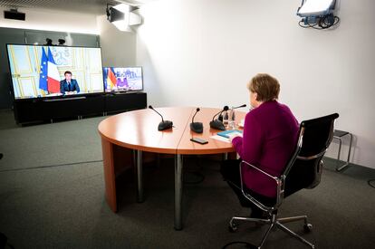 Angela Merkel habla con Emmanuel Macron por videoconferencia desde la sede de la Cancillería, en Berlín, el pasado lunes.