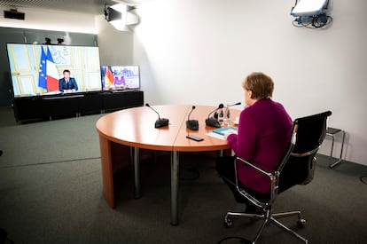 Angela Merkel habla con Emmanuel Macron por videoconferencia desde la sede de la Cancillería, en Berlín, el pasado lunes.