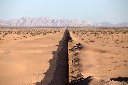 A lo largo de la frontera entre México y Estados Unidos, casi la misma distancia que hay entre Madrid y Moscú, es posible encontrar todos los ambientes posibles. Desde bulliciosas ciudades como Tecate, Nogales o Reynosa a los misteriosos desiertos de Sonora y Chihuahua. De los ríos Bravo y Colorado a la discreta presencia de los indígenas Kumiai, Hopi o Paipai o las fábricas y maquilas de Ciudad Juárez. En 3.185 kilómetros de frontera entre dos países, el aullido de los coyotes y el zumbido del viento se escuchan con la misma naturalidad con la que los arbustos se mueven de uno a otro lado del límite arrastrados por el viento. Un tercio de la de frontera, en 1.100 kilómetros, hay muro físico. Comienza en el Océano Pacífico, en Tijuana, y termina en el Atlántico, en el Golfo de México. Sube y baja como un gusano por cerros y montes de California, Arizona y Nuevo México. Está formado por una sucesión de railes de tren y placas oxidadas de 15 metros de altura que están clavadas en la arena desde que terminó la Guerra del Golfo en 1991. Para la reconquista de Kuwait, el Ejército estadounidense tapizó el desierto del Golfo Pérsico con enormes planchas de hierro que, encajada sobre la arena, permitía aterrizar a los aviones. Con el fin de la guerra y la llegada en 1993 de Bill Clinton al poder, las viejas planchas de hierro viajaron hasta la frontera donde, colocadas de forma vertical, sirvieron para separar los dos países. En otro tercio de la frontera hay un muro virtual, vigilado por cámaras, sensores térmicos, rayos X y más de 20.000 agentes de la temida ‘Border Patrol’. A veces apoyados por los no menos temidos ‘minuteman’, espontáneos racistas agrupados en milicias para ‘proteger sus fronteras’. El último tercio es el más barato del mundo de vigilar; los desiertos de Sonora y Chihuahua, donde las temperaturas llegan a los 50 grados. Intentando cruzar por aquí han muerto unos 8.000 migrantes en los últimos 20 años. / JACOBO GARCÍA (México)