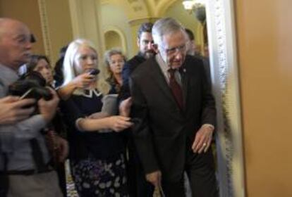 El líder de la mayoría demócrata del Senado, Harry Reid (d) se dirige a la reunión de líderes demócratas en el Capitolio en Washington, Estados Unidos.
