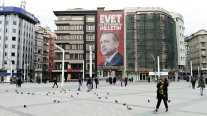 “Sí. La palabra la tiene el pueblo, la decisión la toma el pueblo”, lee el cartel a favor del Sí en el referéndum en la plaza de Taksim de Estambul.