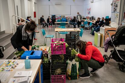 Dos mujeres preparan cestas con alimentos en la Casa de la Cultura de Chamberí