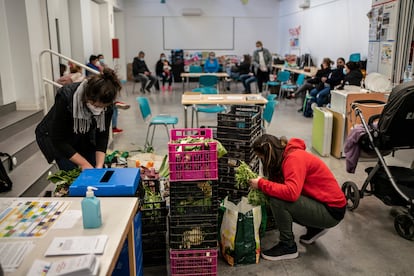 Dos mujeres preparan las cestas con alimentos en la Casa de la Cultura de Chamberi.