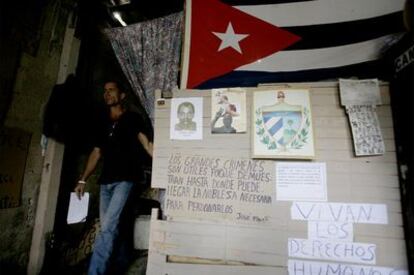 Un cubano llega al lugar donde se celebra una vigilia en memoria de Orlando Zapata en La Habana.