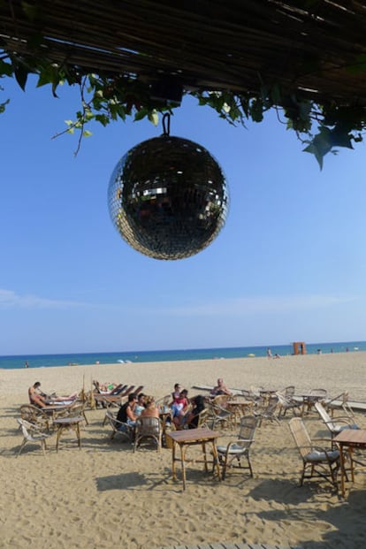 La bola de espejos es uno de los símbolos de Lasal, en la playa del Cavaió, Arenys de Mar (Barcelona).