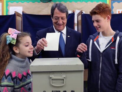 Anastasiadis vota en Limasol en compa&ntilde;&iacute;a de sus nietos.
