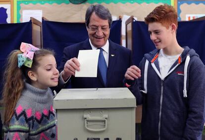 Anastasiadis vota en Limasol en compa&ntilde;&iacute;a de sus nietos.