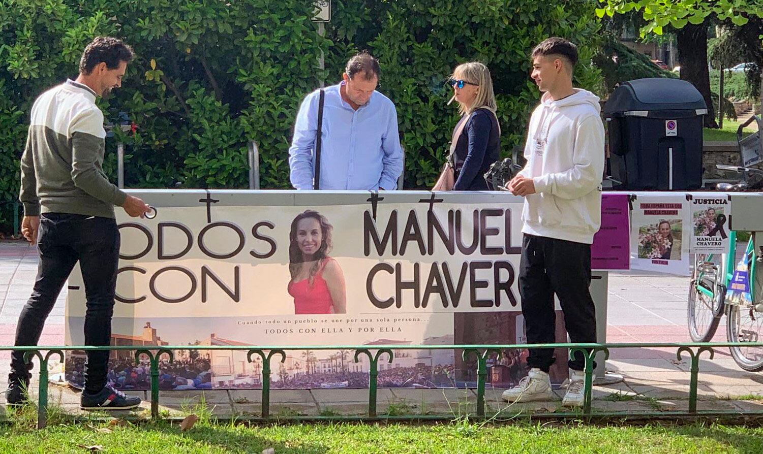 La lona que han colocado los familiares de Manuela Chavero a las puertas de la Audiencia Provincial de Badajoz.