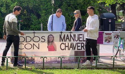 La lona que han colocado los familiares de Manuela Chavero a las puertas de la Audiencia Provincial de Badajoz.
