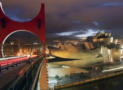 Vista del Museo Guggenheim en Bilbao desde el puente de la Salve.