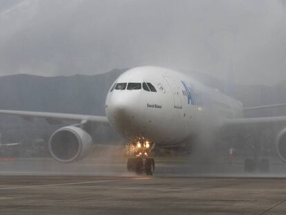 Avión A330 de Air Europa bajo el arco de agua con que fue recibido, en enero de 2018, tras el vuelo inaugural de la aerolínea al aeropuerto de Quito.