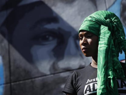 Assa Traore, hermana de Adama Traore, se dirige a la prensa frente a una pintura que representa a Adama y a George Floyd en Stains, cerca de París, Francia, el 22 de junio de 2020.  Ambos hombres murieron a manos de la policía. 