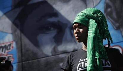 Assa Traore, hermana de Adama Traore, se dirige a la prensa frente a una pintura que representa a Adama y a George Floyd en Stains, cerca de París, Francia, el 22 de junio de 2020.  Ambos hombres murieron a manos de la policía. 