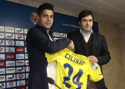 Cicincho posa con su nueva camiseta junto a Fernando Roig, consejero delegado del Villarreal