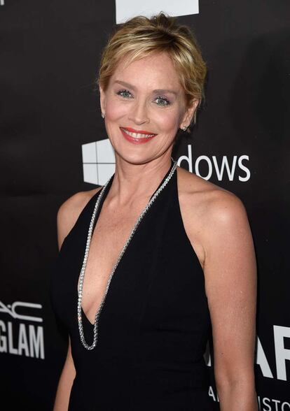 Muy sencilla y elegante estaba Sharon Stone de riguroso negro.